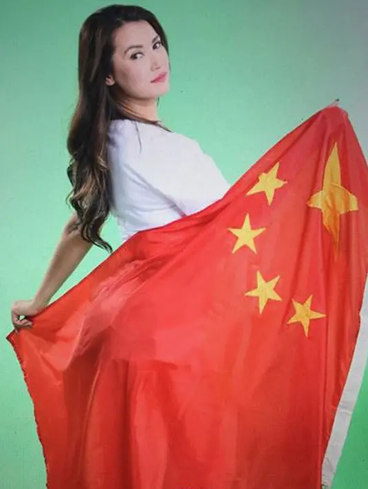 Sesi pemotretan yang dilakukan mantan bintang film dewasa asal Jepang, Maria Ozawa dengan membawa bendera China. Hingga saat ini, unggahan Miyabi sudah dikomentari lebih dari seribu orang dan disukai lebih dari 16 ribu orang. (instagram.com/maria.ozawa)