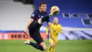 Bek Prancis, Benjamin Pavard, berusaha mengontrol bola saat menghadapi Swedia pada laga lanjutan Grup 3 UEFA Nations League di Stade de France, Rabu (18/11/2020) dini hari WIB. Prancis menang 4-2 atas Swedia. (AFP/Franck Fife)