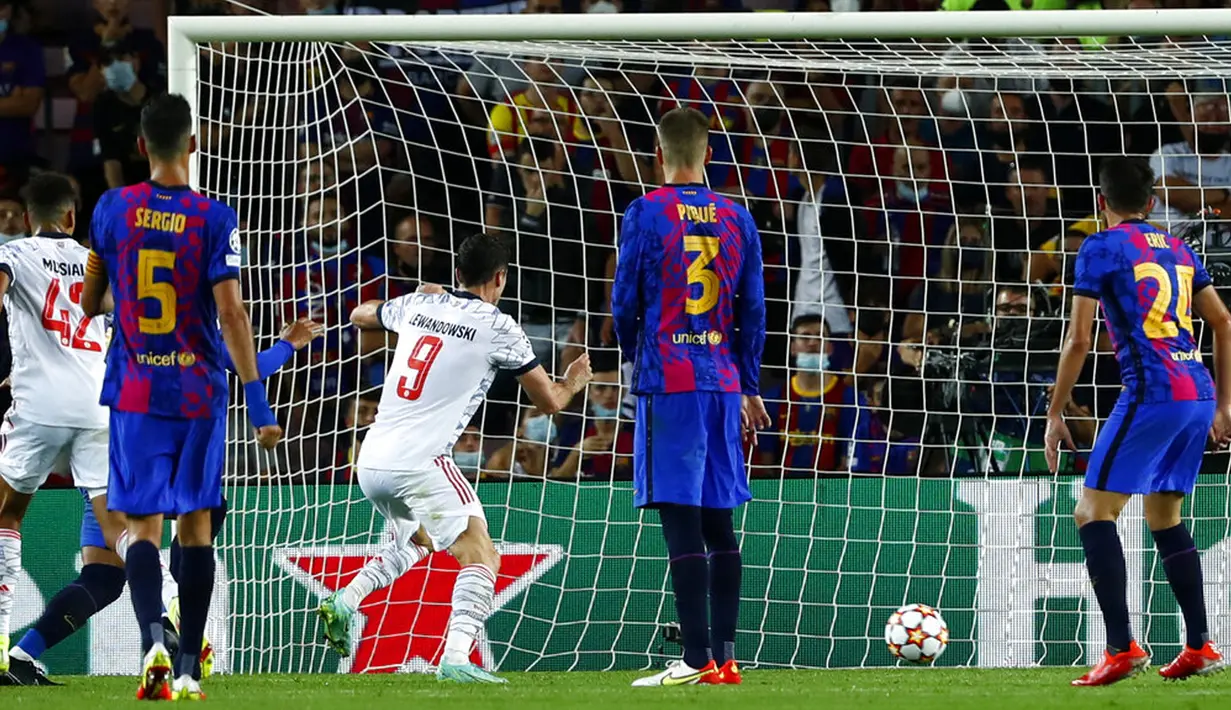 Pemain Bayern Munchen Robert Lewandowski mencetak gol ke gawang Barcelona pada pertandingan Grup E Liga Champions di Stadion Camp Nou, Barcelona, Spanyol, Selasa (14/9/2021). Bayern Munchen menang 3-0. (AP Photo/Joan Monfort)