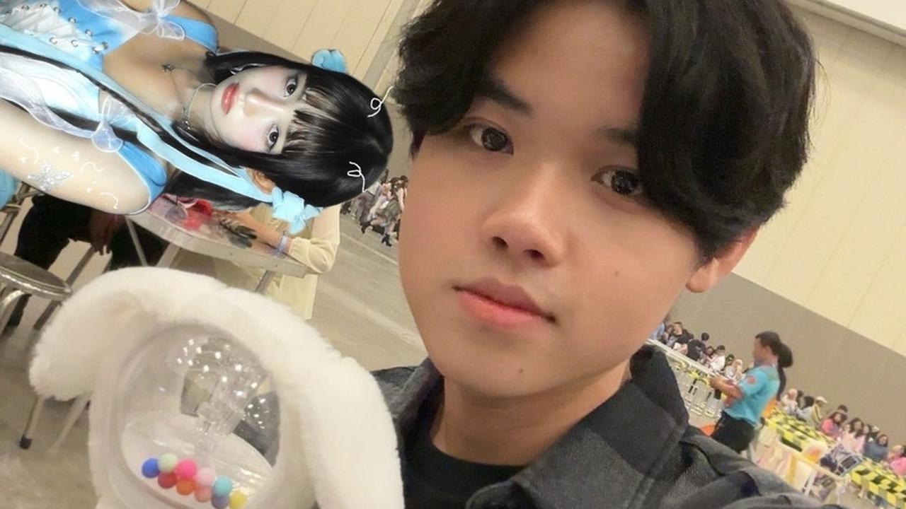 Sebelum memasuki venue untuk ikut sound check, Sandy sempat selfie terlebih dahulu, yang pastinya membuat para fans heboh.<br><br>