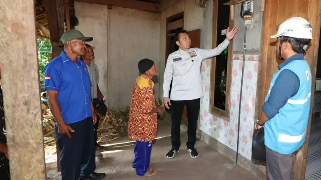 Wakil Ketua MPR RI, Edhie Baskoro Yudhoyono (Ibas), meninjau langsung kondisi rumah warga penerima Program Bantuan Pasang Baru Listrik (BPBL) di pelosok Desa Salamwates, Trenggalek (Istimewa)