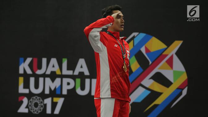 Pebulu tangkis putra Indonesia Jonatan Christie saat merayakan kemenangan pada final tunggal putra SEA Games 2017 melawan Khosit Phetpradab dari Thailand di Axiata Arena, Malaysia, Selasa (29/8). (Liputan6.com/Faizal Fanani)