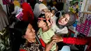Seorang petugas kesehatan mengukur lingkar kepala bayi dalam program pemeriksaan kesehatan bulanan untuk anak-anak di sebuah pusat layanan terpadu di Banda Aceh, Senin,  10 Agustus 2026. (AFP/ Chaideer Mahyuddin)