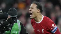 Pemain Liverpool, Virgil van Dijk, melakukan selebrasi setelah mencetak gol ke gawang Chelsea pada laga final Carabao Cup 2023/2024 di Stadion Wembley, Minggu (25/2/2024). (AP Photo/Alastair Grant)