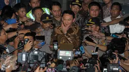 Gubernur Ahok memberi keterangan usai diperiksa KPK, Jakarta, Selasa (12/4). Menurut Ahok pembelian lahan RS Sumber Waras dilakukan secara tunai, sehingga tidak mungkin membatalkan transaksi di tengah jalan. (Liputan6.com/Helmi Afandi)