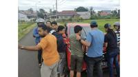 Proses penangkapan karyawan Lion Parcel yang curi paket berisi 24 iPhone (Liputan6.com/istimewa)