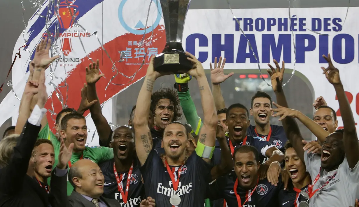 Bomber berjuluk Ibracadabra itu menjadi pahlawan setelah sukses memborong gol kemenangan PSG saat melawan Guingamp di Workers Stadium, China, (2/8/14). (REUTERS/Jason Lee)