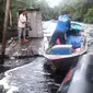 Banyak perahu kayu bermotor membawa penumpang dan kendaraan yang melebihi kapasitas, sehingga terjadi kecelakaan di sungai wilayah Kalimantan Tengah. (Liputan6.com/Rajana K)