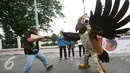 Aktivis Center for orangutan protection melakukan aksi teatrikal di titik nol km, Yogyakarta, (14/9). Dalam aksinya mereka menentang perburuan satwa liar khususnya dengan menggunakan senapan angin. (Liputan6.com/Boy harjanto)