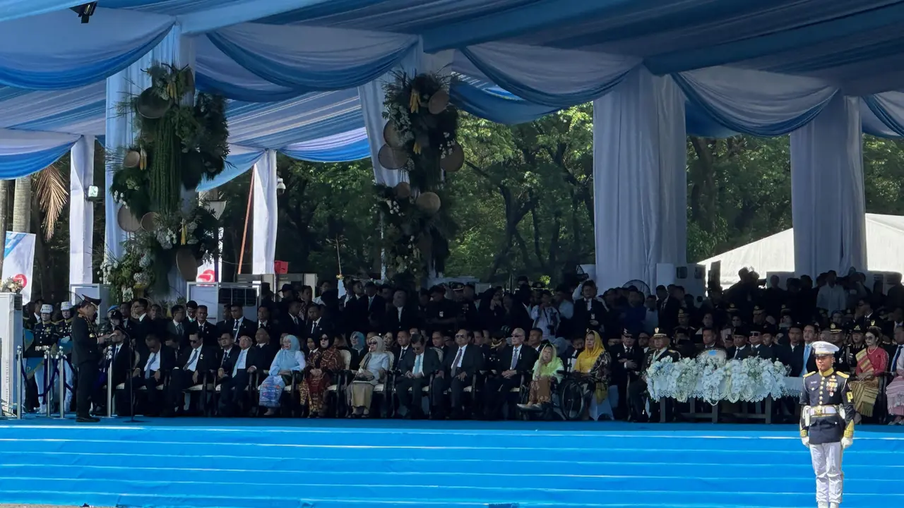 Kapolri Jenderal Listyo Sigit Prabowo memaparkan hasil dari Operasi Pekat 2025 yang dilaksanakan di seluruh Indonesia di hadapan Presiden Prabowo Subianto saat acara puncak HUT Ke-79 Bhayangkara di Monumen Nasional (Monas), Jakarta Pusat.