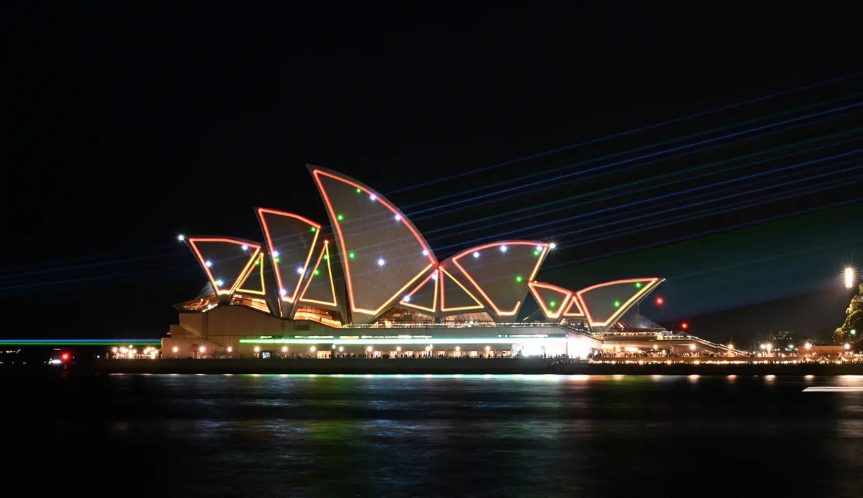 Sydney Opera House merayakan ulang tahunnya yang ke-50 pada hari Jumat, dengan pertunjukan laser yang akan menerangi gedung ikonik ini. (Saeed KHAN / AFP)