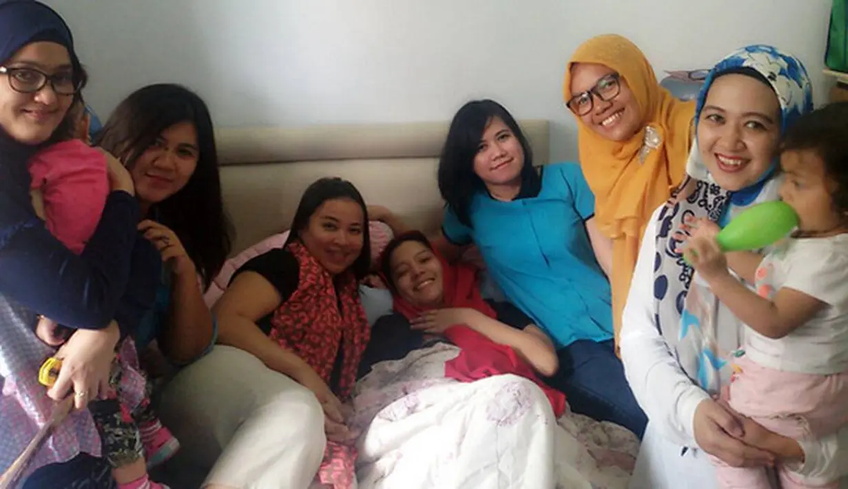 Dibalik kesedihan suaminya, ia selalu tampak tegar dan ceria di depan sang istri. Hal itu dilakukan guna memberikan suntikan semangat istrinya yang sel kanker sudah menyebar ke paru-paru, liver hingga tulang. (Instagram/irensukardi)