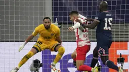 RB Leipzig berpeluang menambah gol di menit ke-12 saat memperoleh hadiah penalti yang diberikan wasit akibat Andre Silva dijatuhkan pemain PSG, Danilo Pereira di dalam kotak penalti. (AP/Michael Sohn)