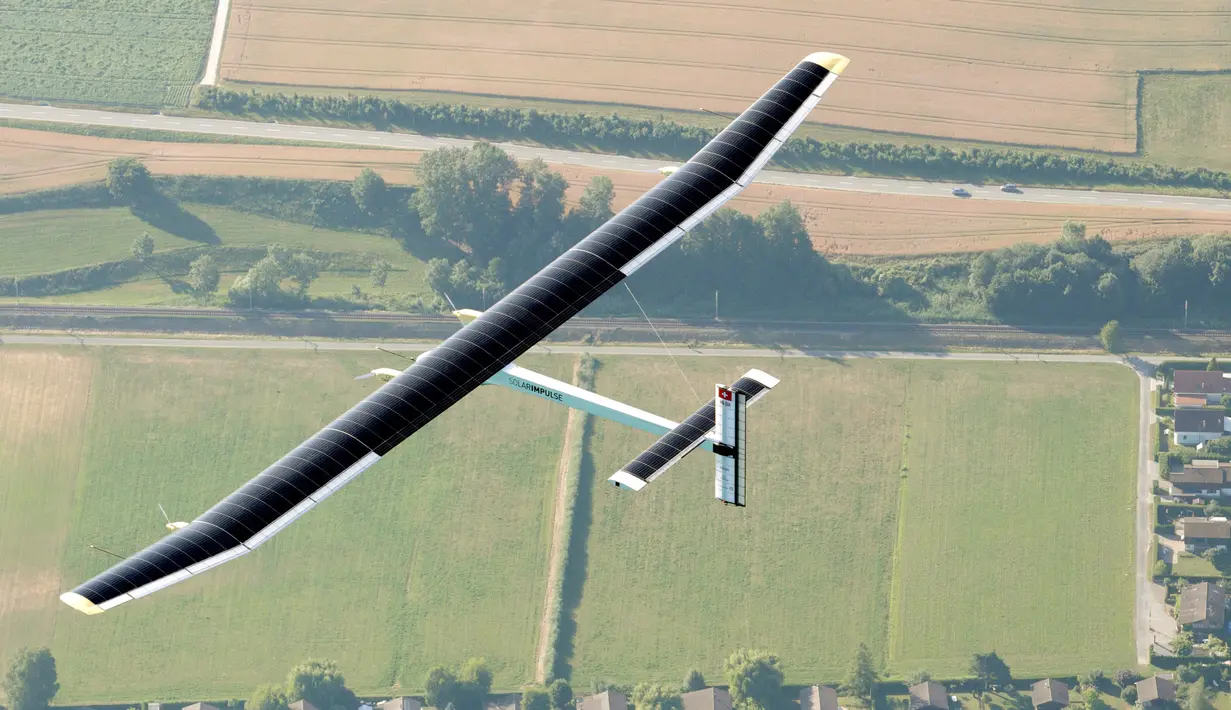 Pesawat tenaga surya Solar Impulse 2  saat melakukan penerbangan di langit Hawaii, 27 Maret 2016. Pesawat yang dikemudikan oleh Bertrand Piccard dan Andre Borschberg dari Swiss  ini akhirnya mendarat di Abu Dhabi. (REUTERS/Solar Impulse 2/Jean Revillard)