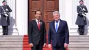 Presiden Joko Widodo (Jokowi) bertemu dengan Presiden Jerman Joachim Gauck di Kantor Presiden Republik Federal Jerman, Senin (18/4). Kedatangan Jokowi untuk membahas kerjasama perdagangan, investasi dan pendidikan vokasional. (Biro Pers Setpres)