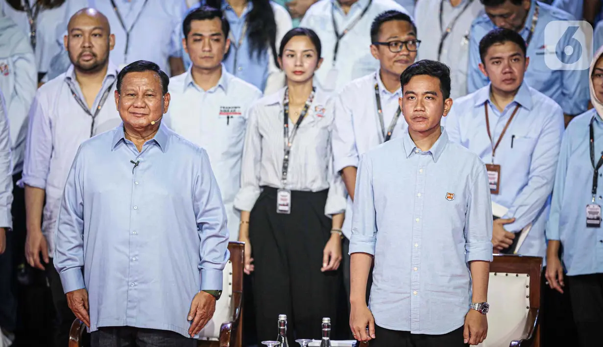 Pasangan calon presiden dan wakil presiden 2024 dengan nomor urut 2, Prabowo Subianto-Gibran Rakabuming Raka sesaat sebelum acara debat perdana Calon Presiden pada Pilpres 2024. (Liputan6.com/Faizal Fanani)