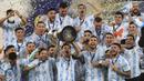 Lionel Messi kembali berhasil meraih gelar juara lagi bersama Argentina setelah 13 tahun. Mereka sukses menjuarai Copa America 2021 setelah mengalahkan Brasil di partai final dengan skor 1-0. Gola La Albicieleste dicetak oleh Angel Di Maria pada menit ke-22. Gelar juara Copa America 2021 itu menyudahi puasa gelar major Argentina selama hampir tiga dekade. Dengan koleksi empat gol, Messi juga terpilih sebagai pemain terbaik di turnamen tersebut. (AFP/Carl De Souza)