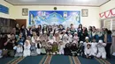 Setelah puas bersenang-senang bersama, Syifa juga tak lupa melakukan sesi foto bareng untuk menjadi kenang-kenangan akan momen spesial ini.   [Foto: Instagram/ Syifa Hadju]