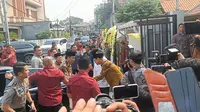 Presiden Joko Widodo atau Jokowi melayat untuk ke rumah duka Wakil Presiden ke-9 RI Hamzah Haz di kawasan Matraman, Jakarta Timur, Rabu (24/7/2024).(Merdeka.com/ Rahmat Baihaqi)