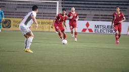 Gelandang Timnas Indonesia, Marselino Ferdinan membawa bola saat bertanding melawan Filipina dalam laga grup A Piala AFF 2022 di Stadion Rizal Memorial, Manila, Filipina, Senin (2/1/2023). Indonesia menang tipis atas Filipina dengan skor 2-1 dan lolos ke semifinal dengan status runner up menemani Thailand sebagai juara grup A. (Foto: Dok PSSI)
