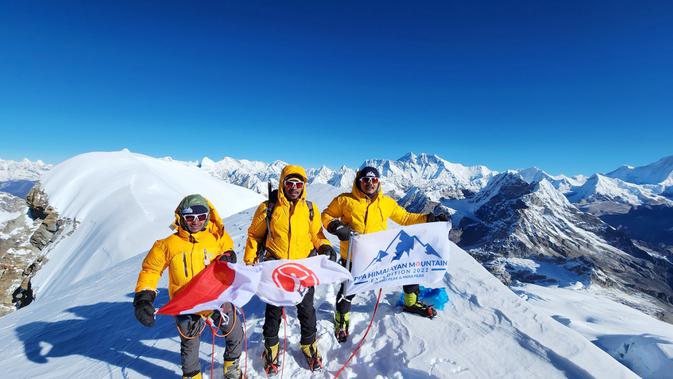 Tim PPA Kibarkan Merah Putih di Island Peak dan Mera Peak Nepal