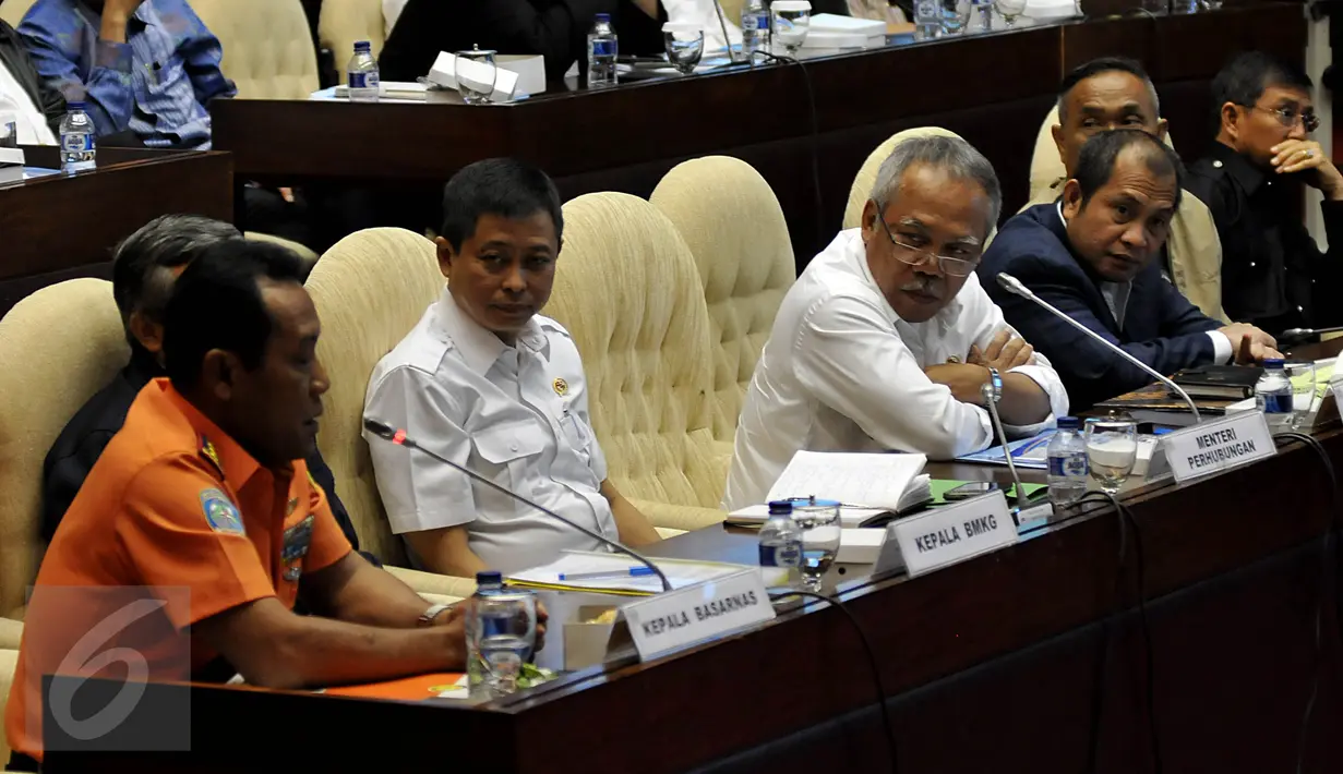 Menteri PU PR Basuki Hadimuljono (tengah) saat berada di Kompleks Parlemen, Senayan, Jakarta, Selasa (29/9/2015). Komisi V membahas anggaran kementerian dan lembaga mitra kerja Komisi V tahun 2016. (Liputan6.com/Johan Tallo)