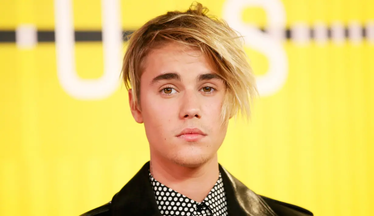  Justin Bieber berpose saat tiba di MTV Video Music Awards 2015, Los Angeles , California,minggu (30/8/2015). Ia akan tampil dalam acara MTV Video Music Awards 2015. (REUTERS/Danny Moloshok)