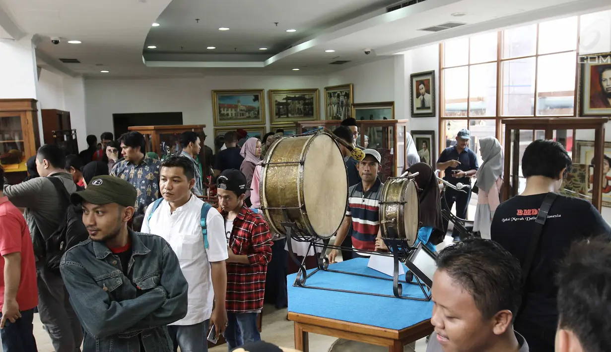 Sejumlah orang mengunjungi Museum Betawi saat Festival Lebaran Betawi 2017 di Setu Babakan, Jakarta Selatan, Sabtu (29/7). Berbagai senjata tradisional suku Betawi hingga alat musik trombon ikut dipamerkan. (Liputan6.com/Herman Zakharia)