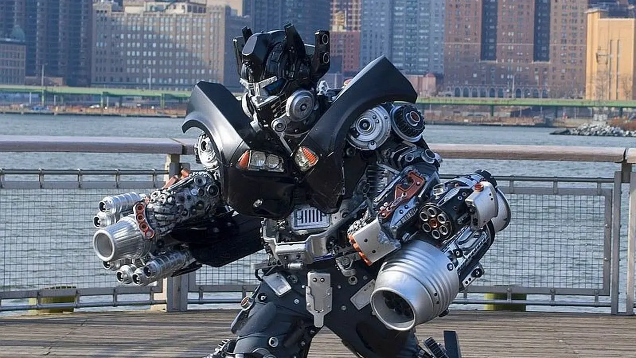 Baju zirah robot transformer yang terbuat dari barang bekas karya Peter Kokis (Peter Kokis / Instagram)