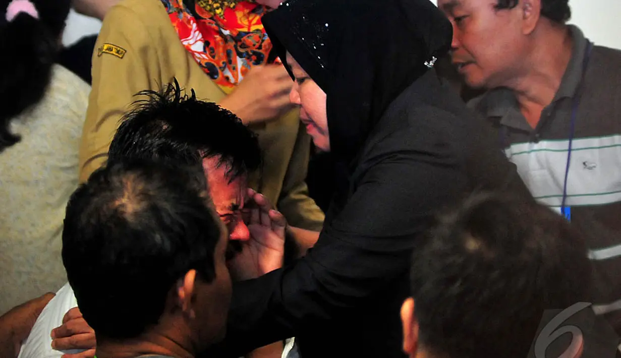 Walikota Surabaya Tri Rismaharini terlihat berusaha menenangkan keluarga penumpang pesawat AirAsia QZ8501, Surabaya, Selasa (30/12/2014). (Liputan6.com/Johan Tallo)