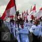 Peserta membawa bendera Merah Putih saat mengikuti pawai dengan membawa lambang Garuda Pancasila di Jl Malioboro, Yogyakarta,  (01/6/2016).Pawai di selenggarakan untuk memperingati hari lahir Pancasila.(Boy Harjanto)