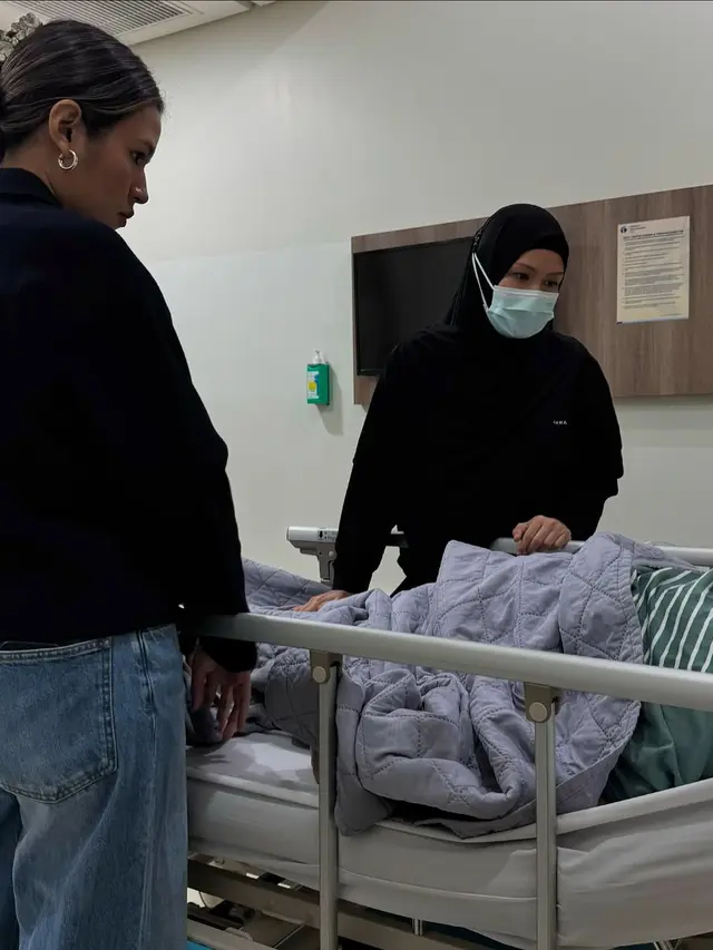 6 Potret Raisa dan Kakak Jaga Ibunda yang Sakit Kanker Paru Stadium 4, Banjir Doa