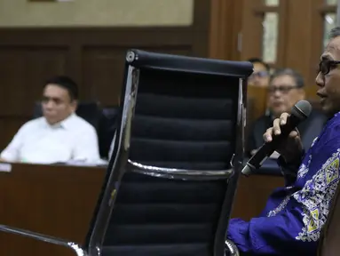 Plt Gubernur Aceh Nova Iriansyah menjawab pertanyaan saat menjadi saksi pada sidang dugaan suap terkait Dana Otonomi Khusus Aceh (DOKA) 2018 dengan terdakwa Irwandi Yusuf di Pengadilan Tipikor, Jakarta, Senin (10/12). (Liputan6.com/Helmi Fithriansyah)