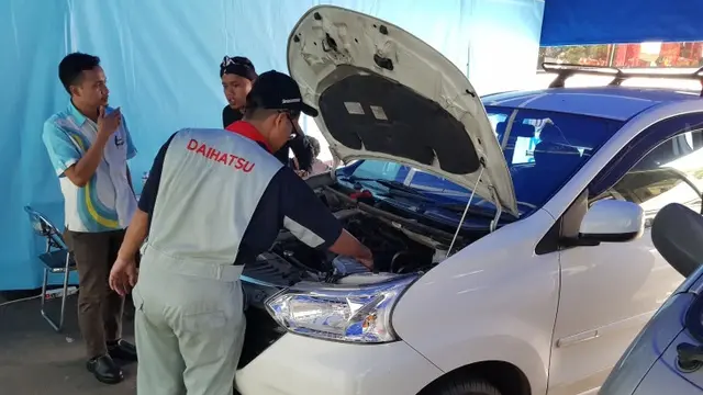 Mekanik Daihatsu sedang melakukan pengecekan mesin