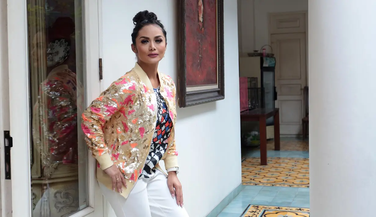 "Saya juga senang sekali bisa kerjasama dengan Melly Goeslaw bisa terjadi lagi. Terakhir rekaman buat Surga Yang Tak Dirindukan, Doain aja mudah-mudahan sukses," tutur KD. (Deki Prayoga/Bintang.com)