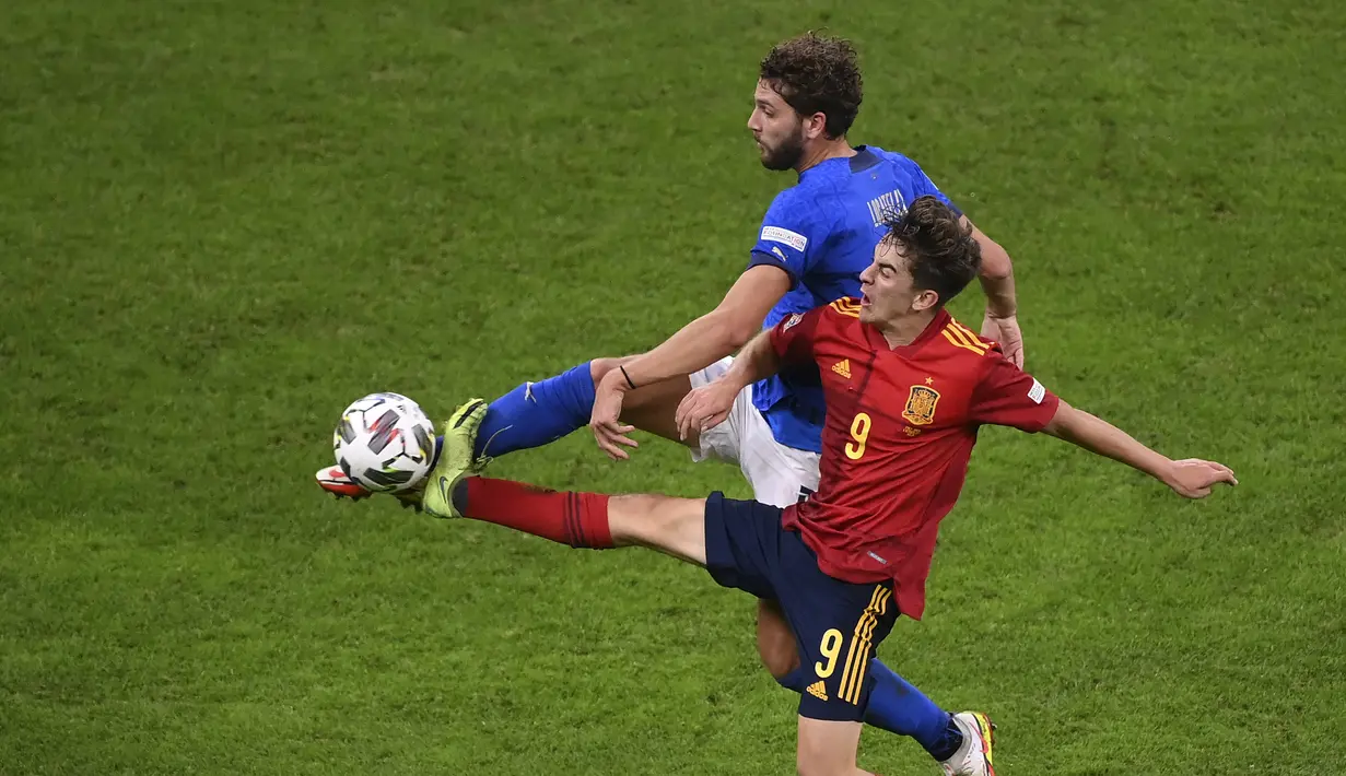 Gelandang Spanyol, Gavi berebut bola dengan gelandang Italia, Manuel Locatelli pada pertandingan semifinal UEFA Nations League di stadion San Siro di Milan, (7/10/2021).  Spanyol menang atas Italia 2-1. (Marco Bertorello/Pool via AP)