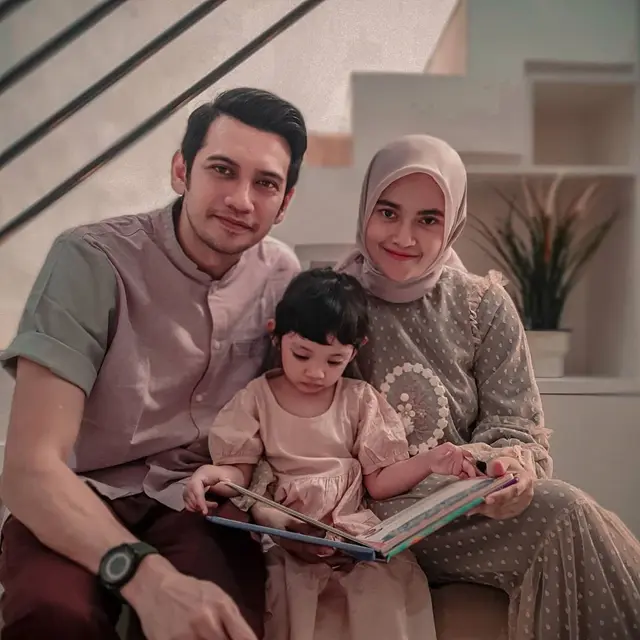 Berperan Jadi Suami Antagonis, Ini 6 Potret Teuku Mirza dan Sang Istri