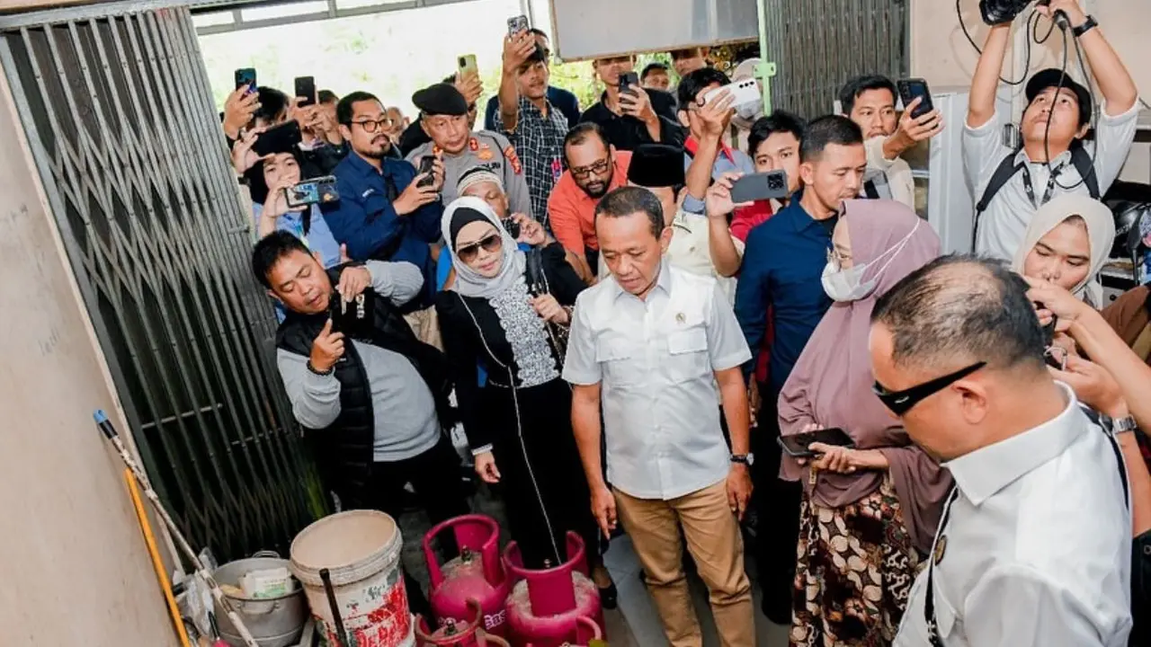 Menteri ESDM Bahlil Lahadalia melakukan sidak ke salah satu pangkalan LPG di Jalan Tengku Bey, Kecamatan Bukit Raya, Kota Pekanbaru, Provinsi Riau, pada Rabu (5/12/2025).