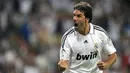 Striker Real Madrid, Ruud Van Nistelrooy merayakan golnya dalam pertandingan Piala Super Spanyol di Stadion Santiago Bernabeu di Madrid, 24 Agustus 2008. AFP PHOTO/Dani POZO