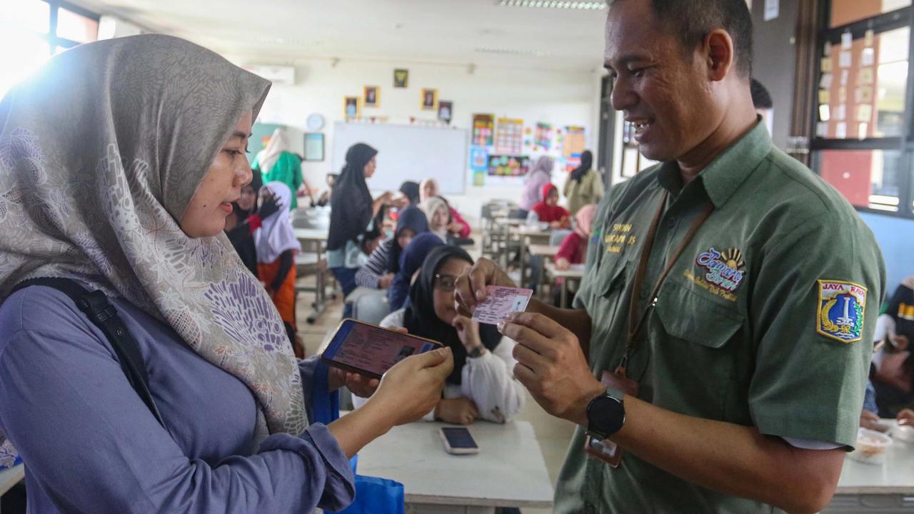 FOTO: Antusias Siswa dan Orang Tua Manfaatkan Layanan Kependudukan di SDN Kebagusam 01