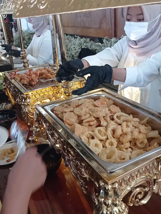 Serta aneka minuman dan es, dan hidangan penutup seperti puding, salad buah, dan lain sebagainya. Tersedia pula belasan booth makanan gratis dari produk Kaesang dan Gibran di Plaza Sriwedari dan Ngarsopuro. [credit : merdeka.com/Ramadian Fadilah].