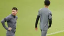 Penyerang PSG, Lionel Messi (kiri) tiba mengikuti sesi latihan tim di Stadion Jan Breydel di Bruges, Belgia, Selasa (14/9/2021). PSG akan melawan Club Brugge pada Grup A Liga Champions di Stadion Jan Breydel. (AP Photo/Olivier Matthys)
