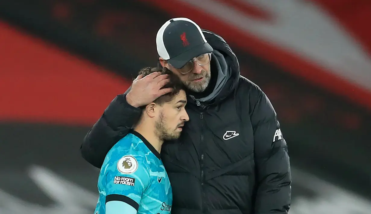 Pelatih Liverpool, Jurgen Klopp, berbicara dengan Xherdan Shaqiri saat menghadapi Southampton pada laga lanjutan Liga Inggris, Selasa (5/1/2021). Liverpool takluk 0-1 menghadapi Southampton. (AFP/Adam Davy/pool)