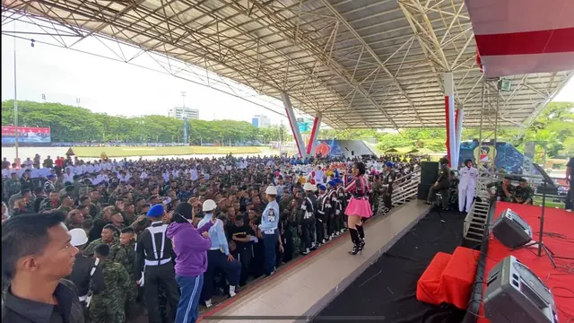 Penyanyi Novi Rizki ambil bagian di sebuah acara memperingati Hari Ulang Tahun TNI ke-77