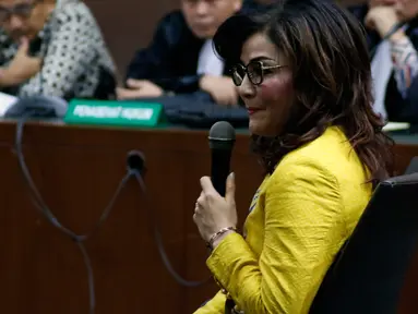 Bupati Minahasa Selatan Christiany Eugenia Paruntu saat menjadi saksi pada sidang lanjutan dugaan suap/gratifikasi terkait kerjasama jasa pelayaran dengan terdakwa Bowo Sidik Pangarso di Pengadilan Tipikor, Jakarta, Rabu (2/10/2019). Sidang beragendakan keterangan saksi.(Liputan6.com/Helmi Fithrians