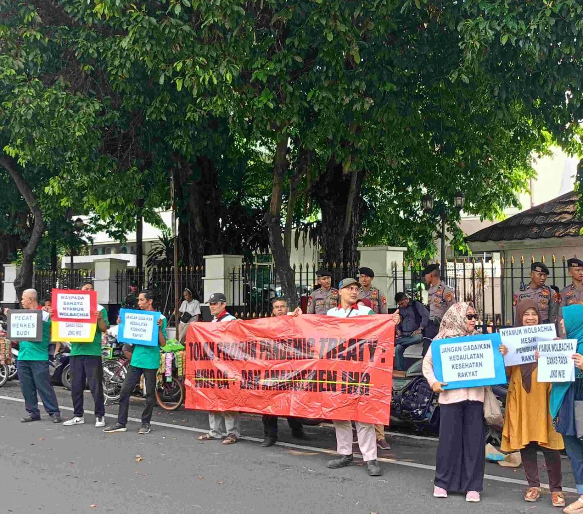 Penyebaran nyamuk Wolbachia kini tengah menjadi isu panas di tengah masyarakat. Masih banyak masyarakat yang mempertanyakan keberhasilan program nyamuk untuk menekan kasus DBD di Indonesia itu.