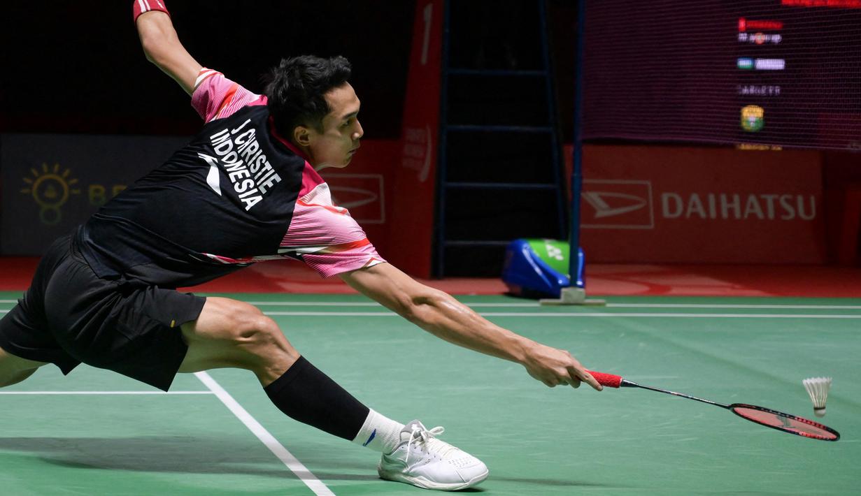 <p>Pebulu tangkis tunggal putra Indonesia Jonatan Christie berusaha mengembalikan kok ke arah Shi YU Qi dari China pada pertandingan semifinal Indonesia Masters 2023 di Istora Senayan, Jakarta, Rabu (25/1/2023). Di final Indonesia Masters 2023, Jojo akan menghadapi pemenang antara pemain Indonesia lainnya, Chico Aura Dwi Wardoyo dengan Ng Ka Long Angus dari Hong Kong. (AFP/Bay Ismoyo)</p>