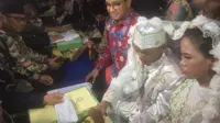 Gubernur DKI Anies Baswedan menjadi saksi dalam nikah massal di Thamrin. (Liputan6.com/Delvira Chaerani Hutabarat)