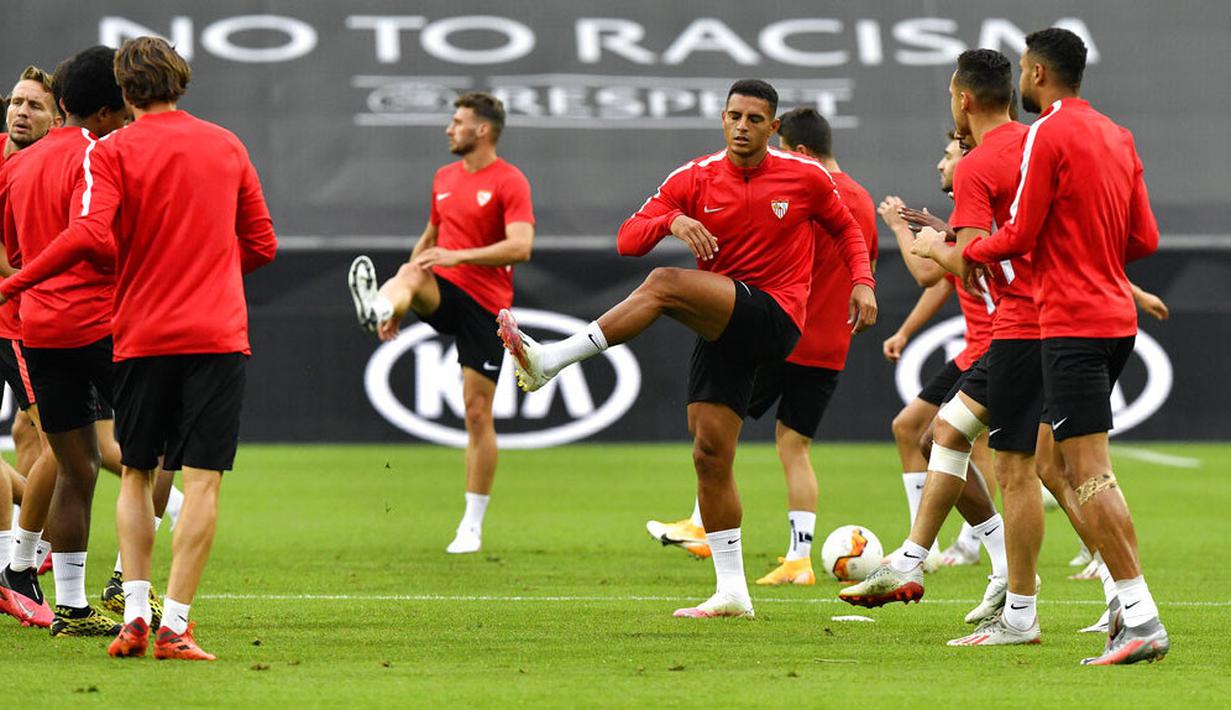 Para pemain Sevilla melakukan latihan jelang laga semifinal Liga Europa di Cologne, Jerman, Sabtu (15/8/2020). Sevilla akan berhadapan dengan Manchester United. (AP Photo/Martin Meissner)