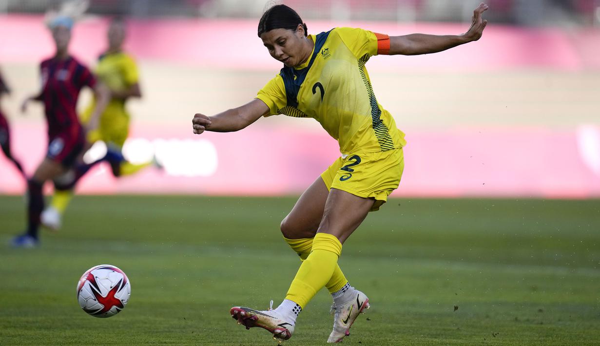 Berniat perlebar keunggulan, Amerika Serikat malah kebobolan sembilan menit berselang. Umpan terukur Caitlin Foord berhasil dituntaskan lewat tendangan keras Sam Kerr. Kedudukan menjadi Imbang 1-1. (Foto: AP/